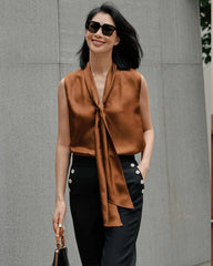 Blouse en soie sans manches à col lavallière