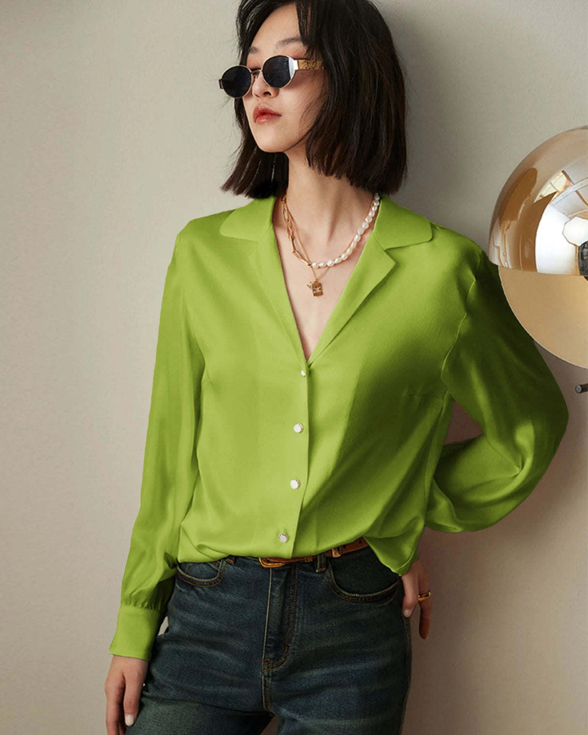 Blouse en Soie Classique et Élégante à Col V