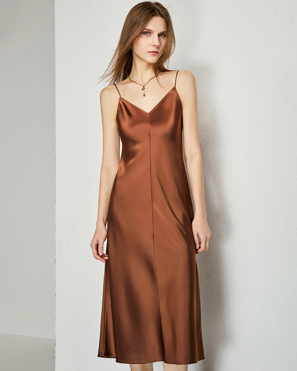 Robe midi en soie à col en V
