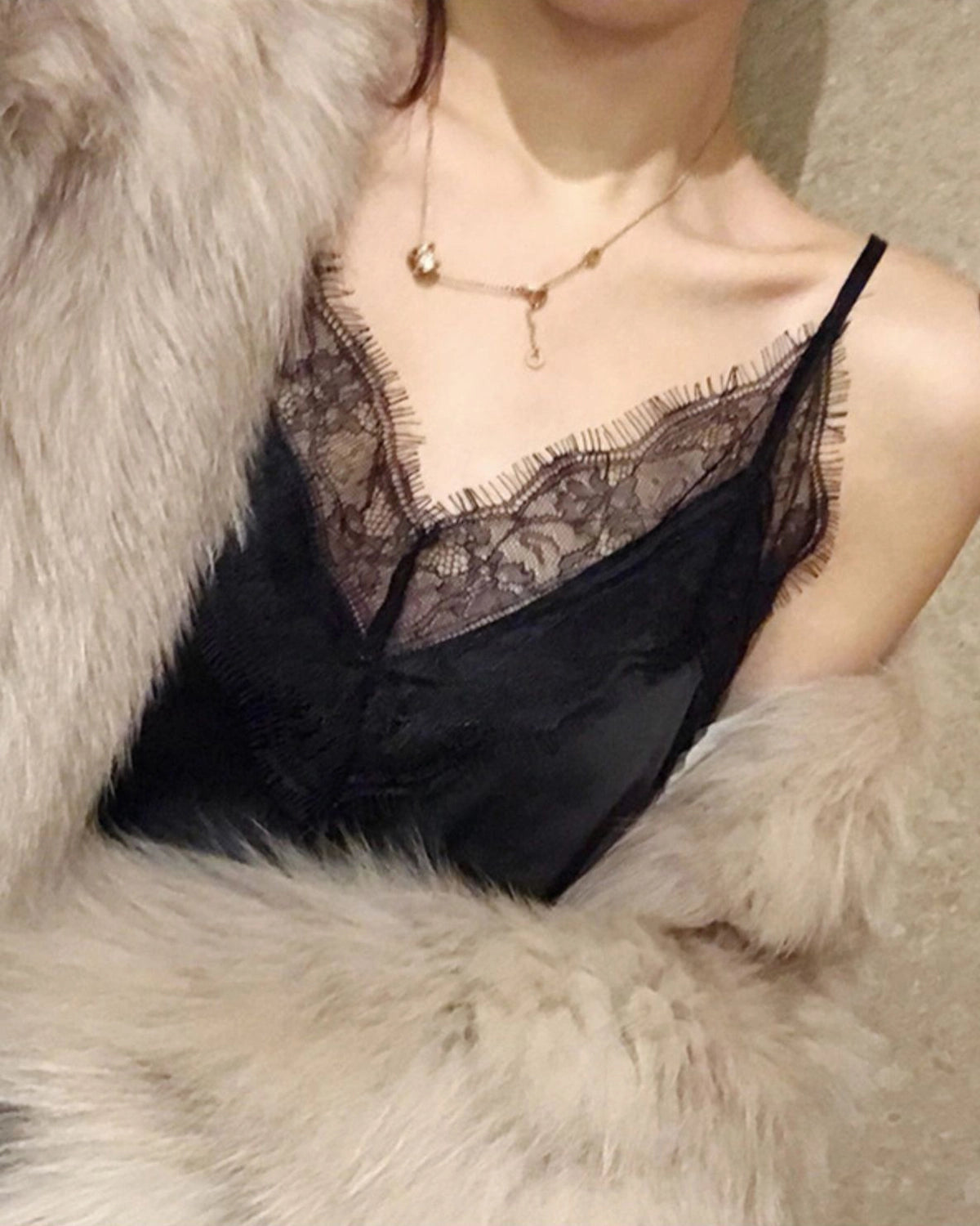 Camisole en Soie à Col V et Dentelle