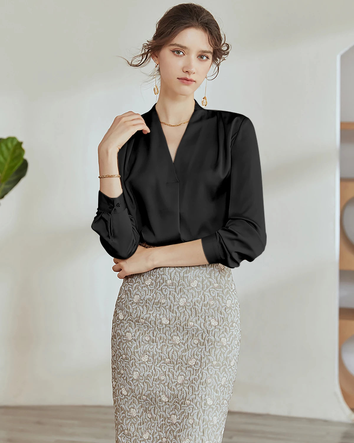 Blouse en soie plissée à col en V