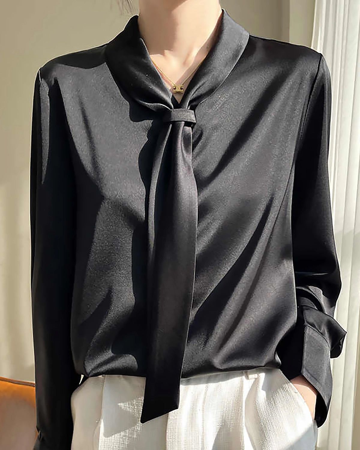 Blouse en Soie Col Détail Nœud À L'avant en V