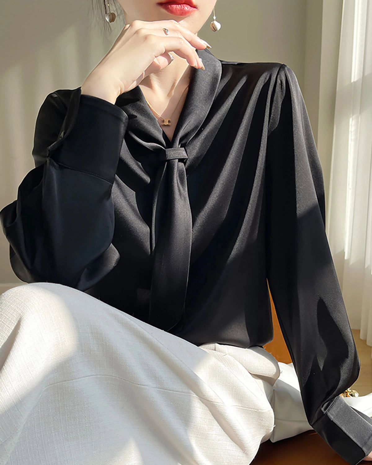 Blouse en Soie Col Détail Nœud À L'avant en V