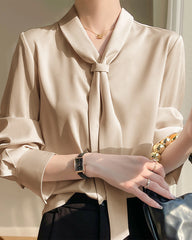 Blouse en Soie Col Détail Nœud À L'avant en V