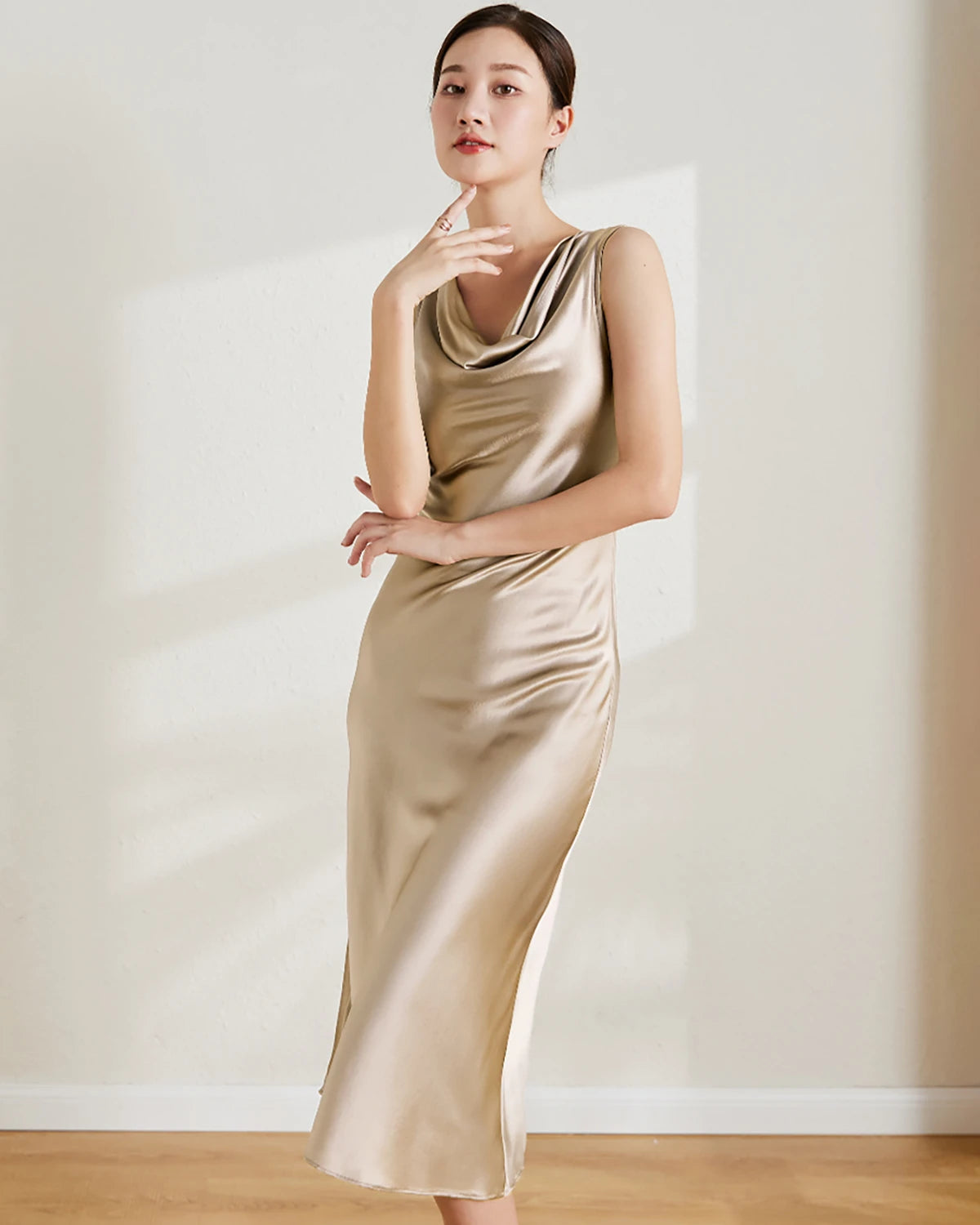 Robe en soie vintage, coupe midi et sans manches