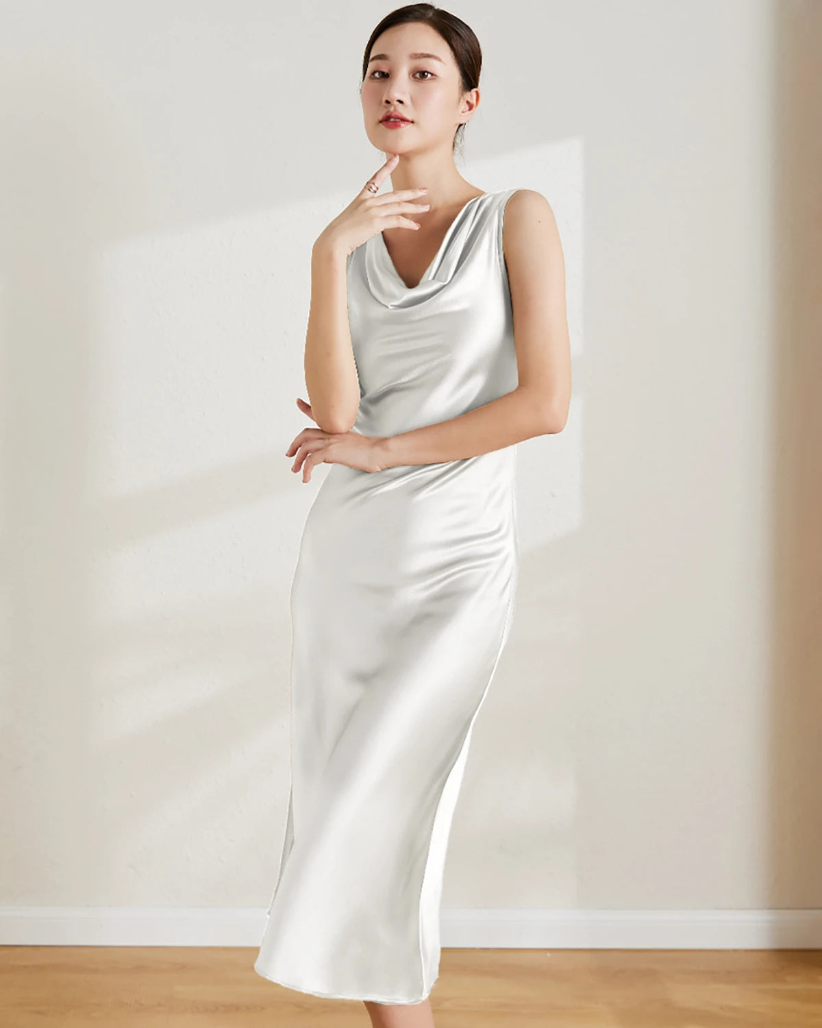 Robe en soie vintage, coupe midi et sans manches