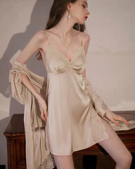 Nuisette en soie lavable ornée de dentelle et fendue
