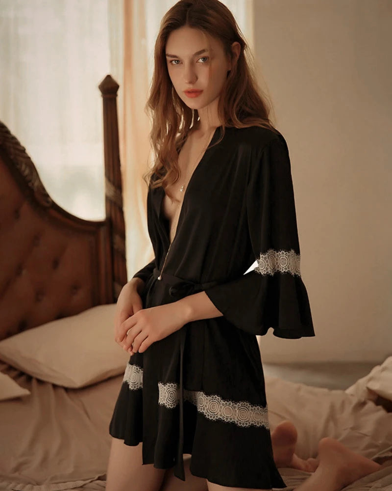 Robe de chambre en soie lavable avec détails en dentelle et volants