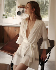 Robe de chambre en soie lavable avec détails en dentelle et volants