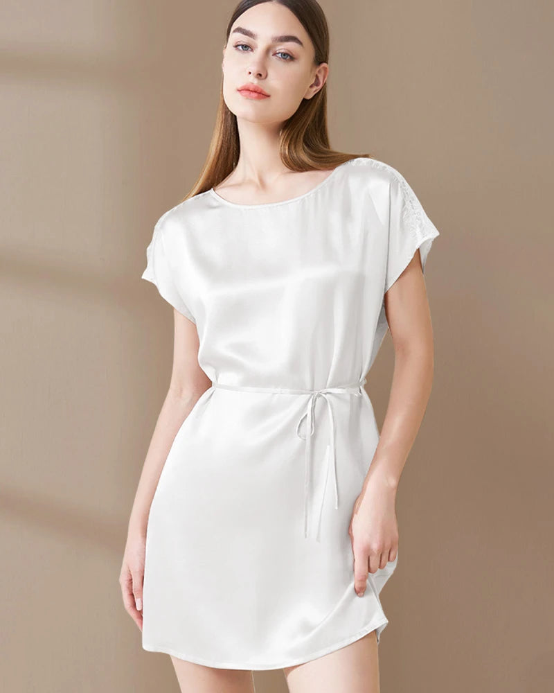 Robe de nuit en soie lavable ornée de dentelle