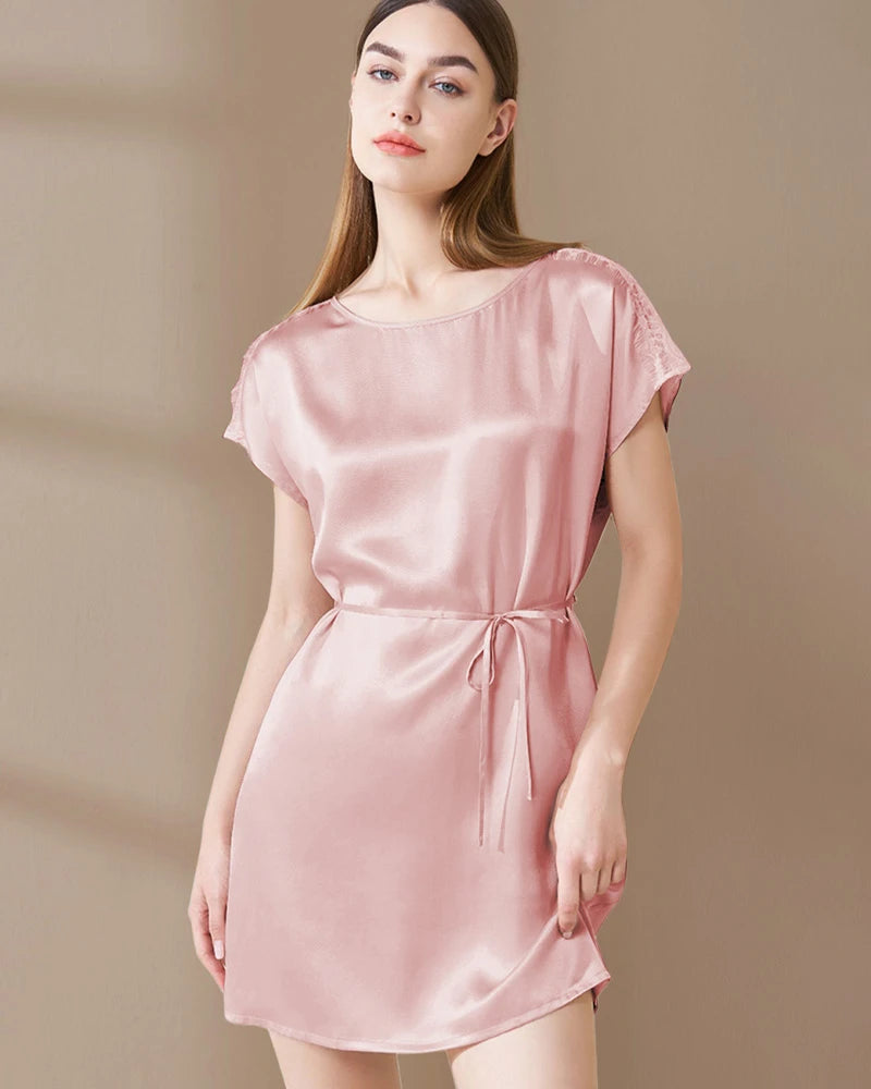 Robe de nuit en soie lavable ornée de dentelle
