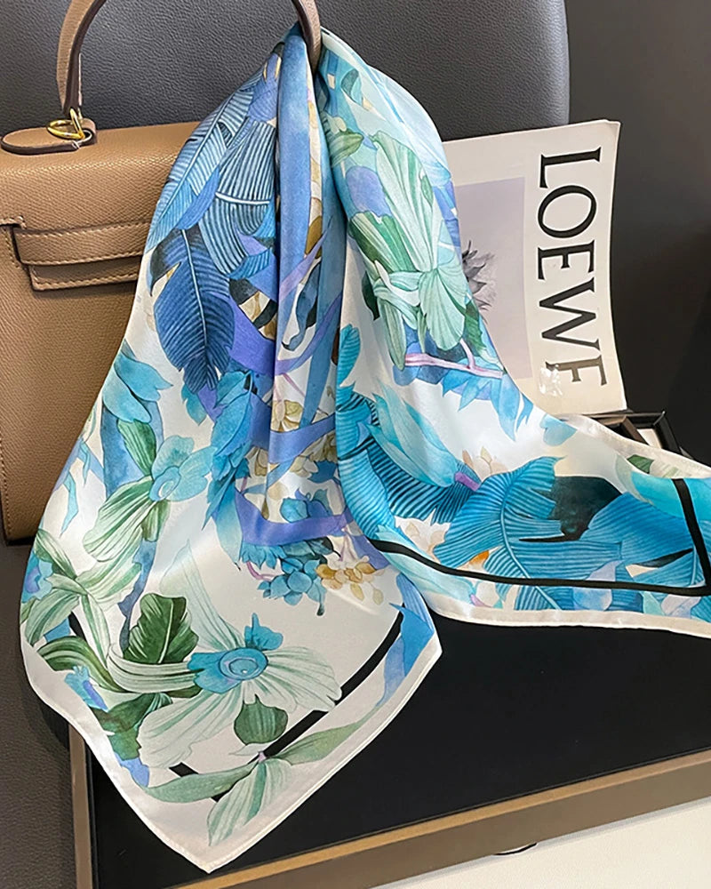 Foulard en soie à imprimé lys aquarelle