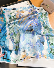 Foulard en soie à imprimé lys aquarelle