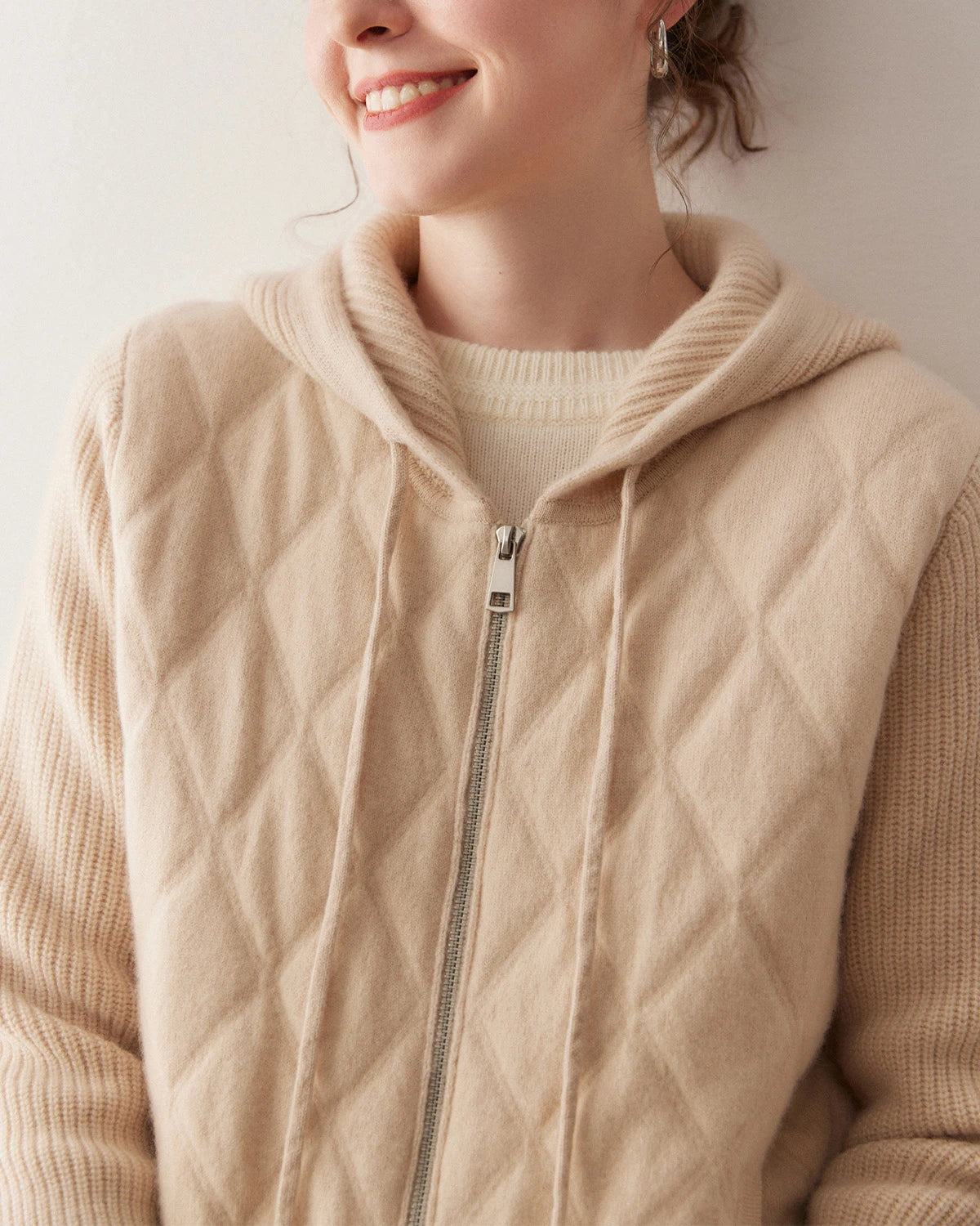 Gilet en cachemire à capuche zippé pour femme