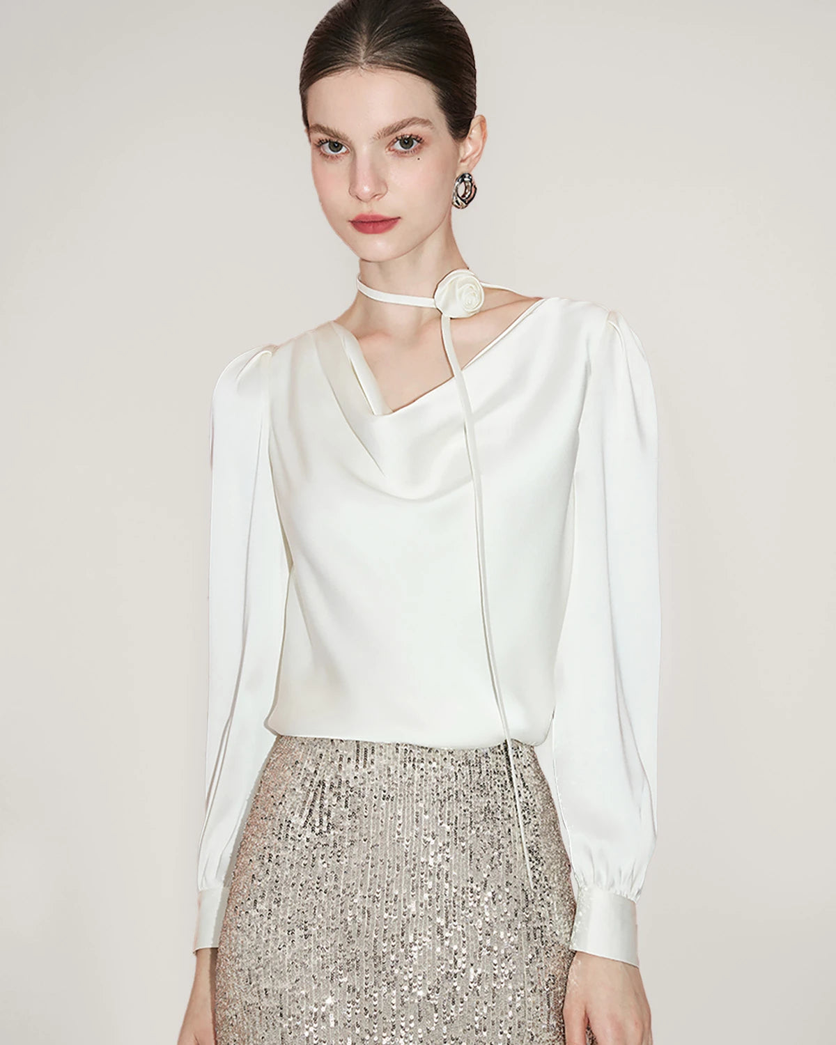 Blouse en soie élégante à col drapé