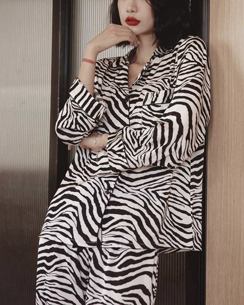 Pyjama en soie à imprimé zèbre