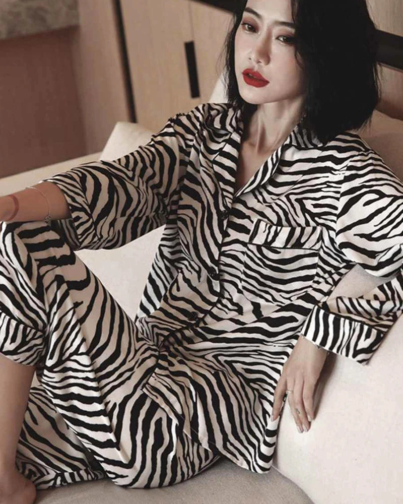 Pyjama en soie à imprimé zèbre