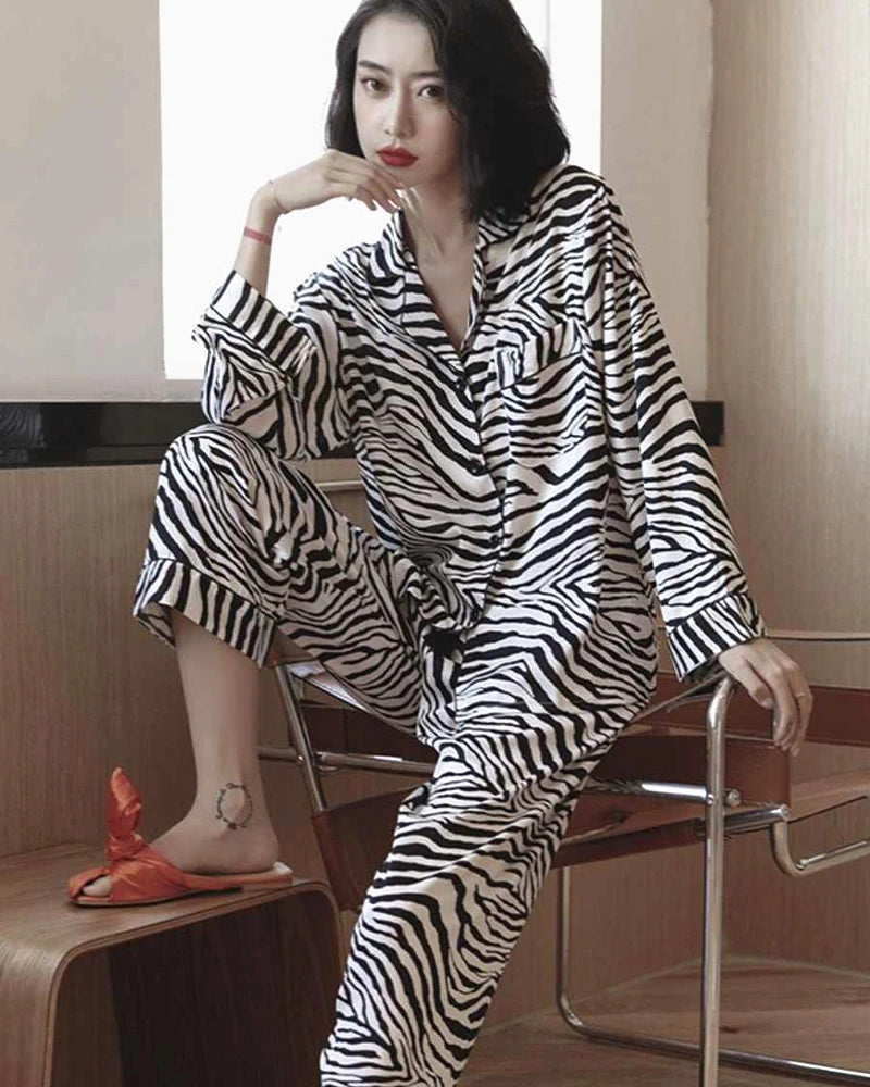 Pyjama en soie à imprimé zèbre