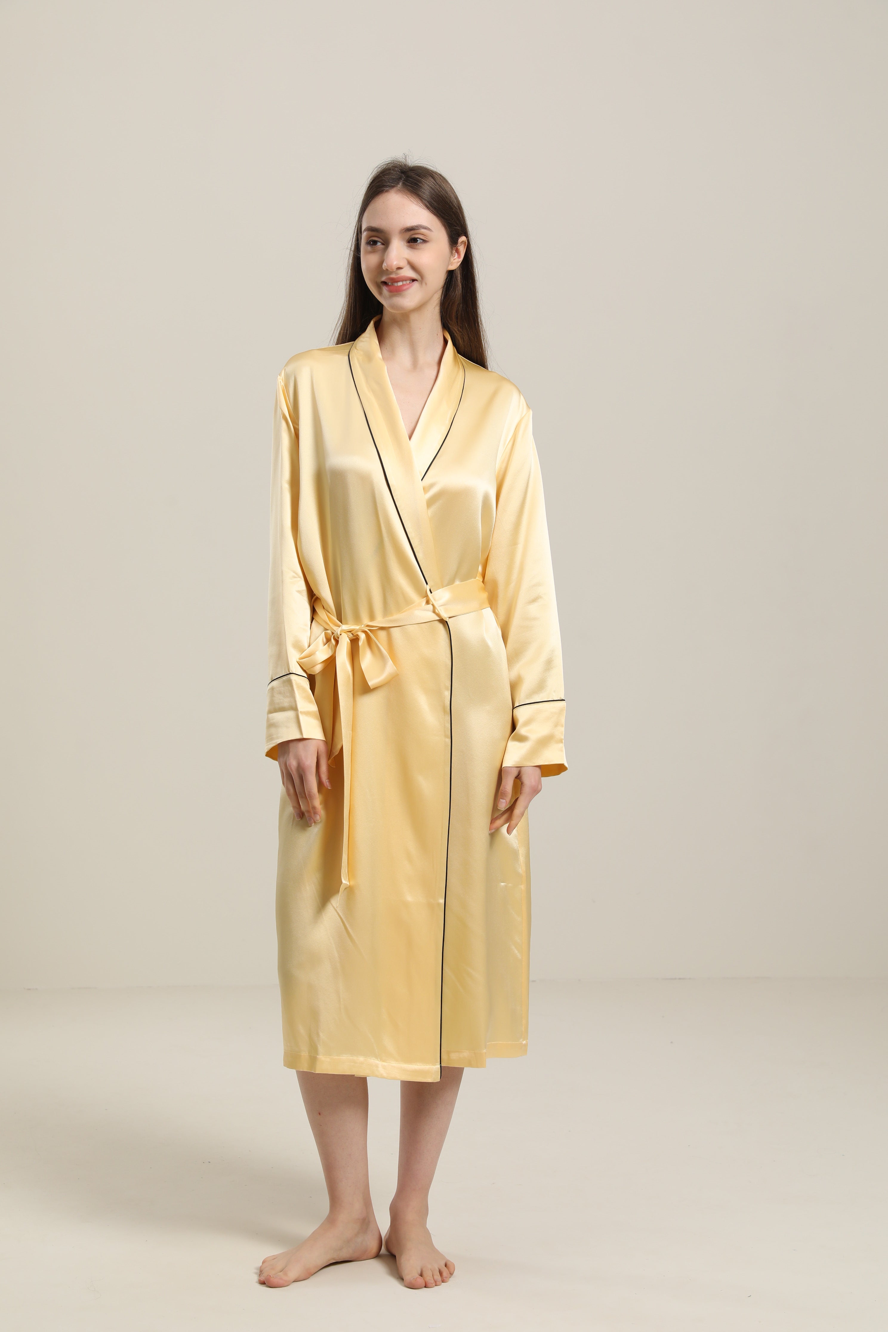 Robe en Soie Longue à Bord Contrasté de 22 Momme