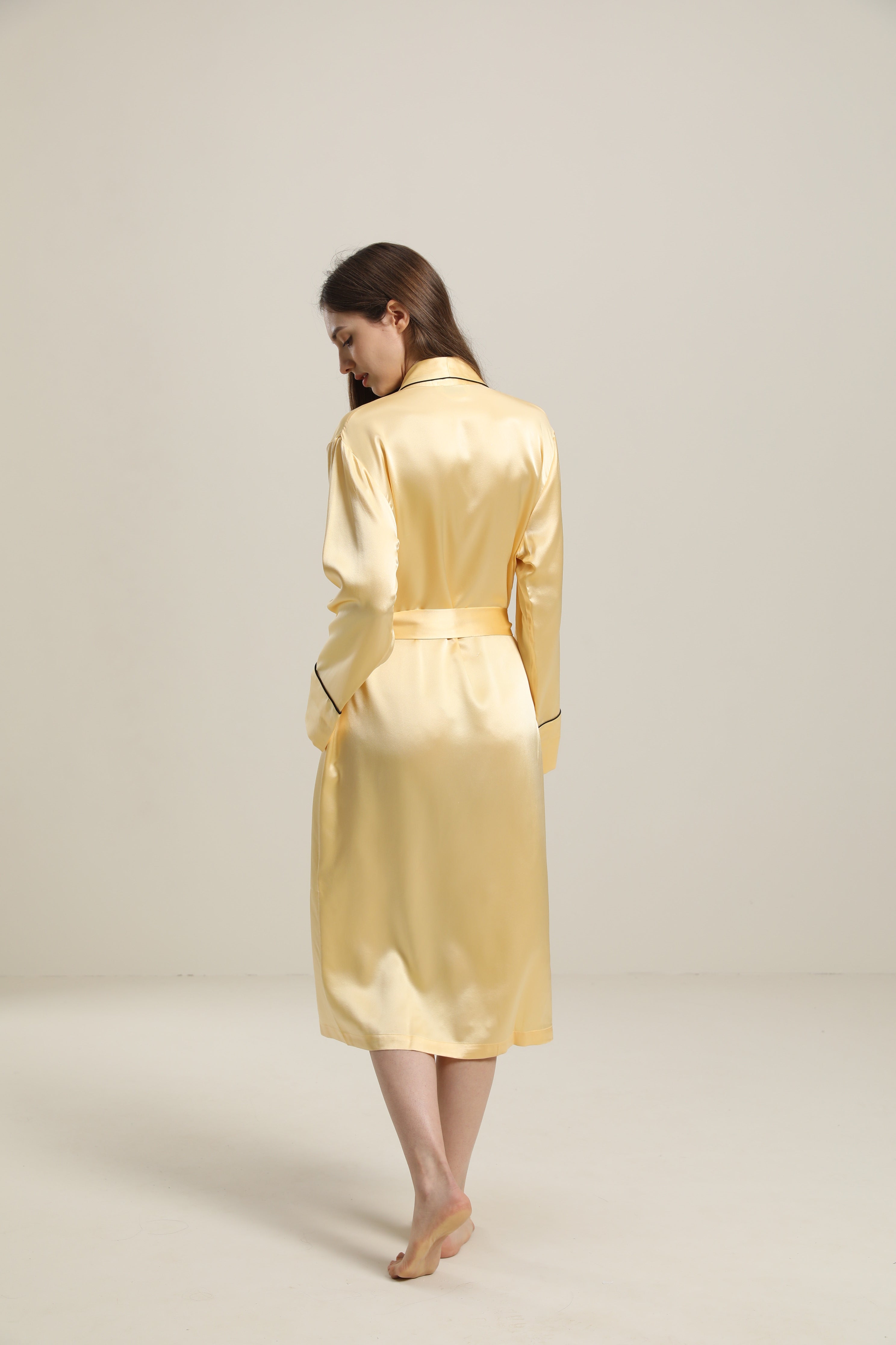 Robe en Soie Longue à Bord Contrasté de 22 Momme