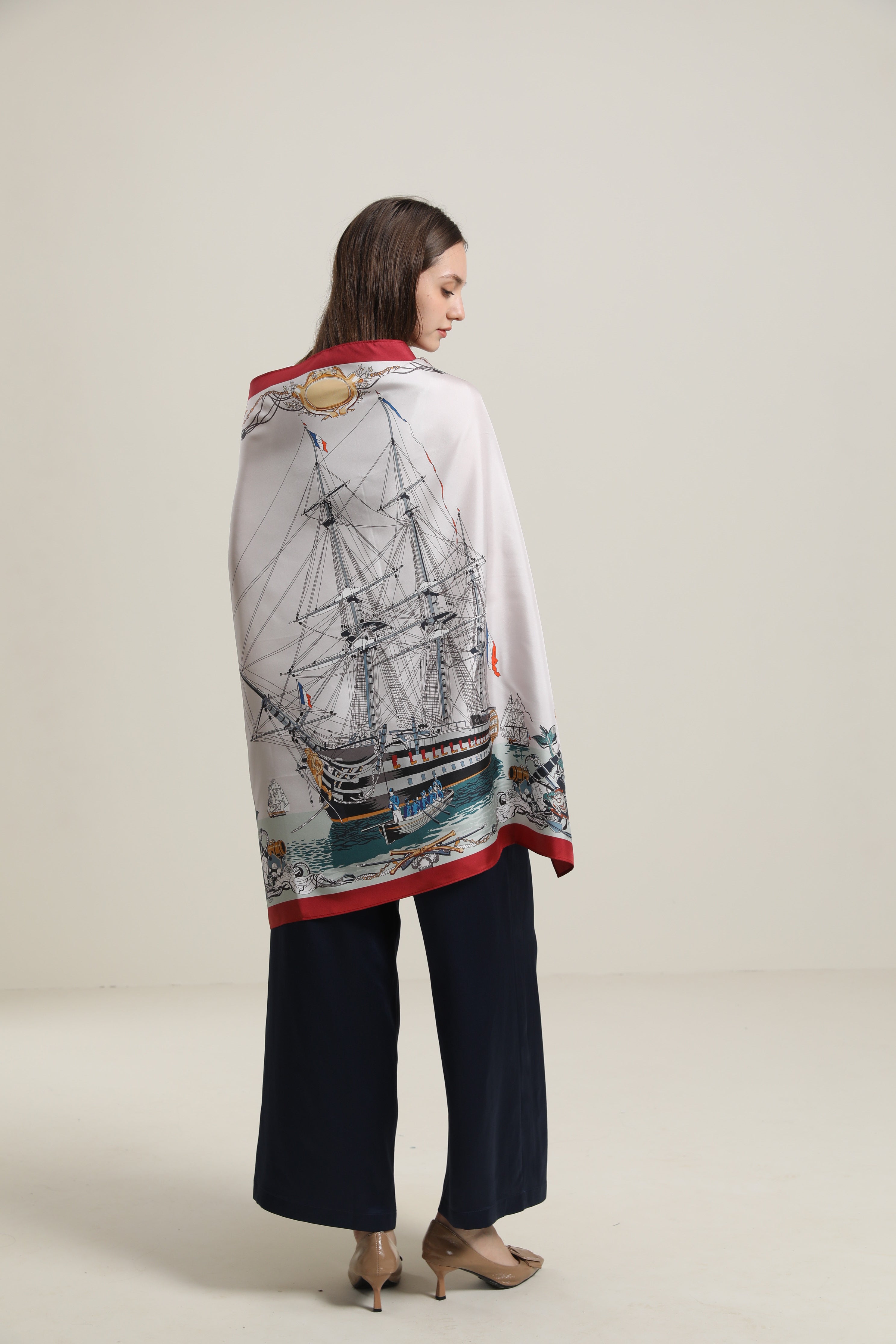 Foulard en Soie Élégant avec Motif de Bateau