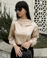 Blouse en Soie à Col Montant avec Bouton en Perle